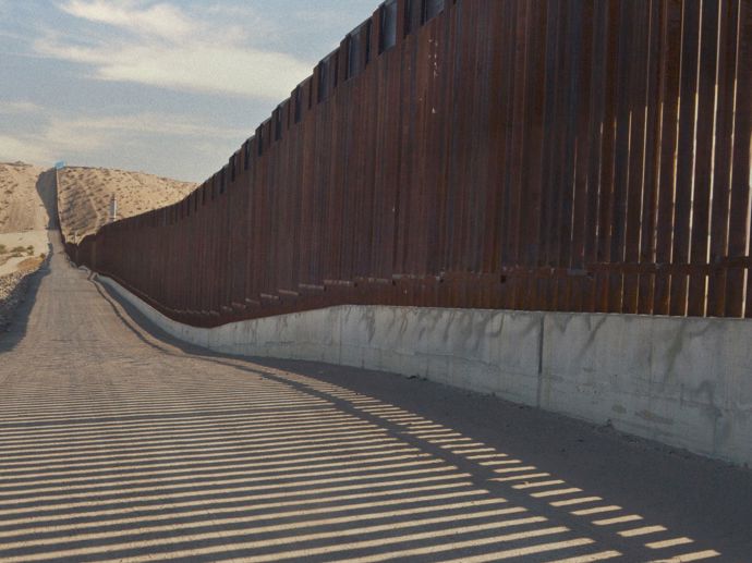 Přesto se přes ni snaží dostat stovky migrantů denně.