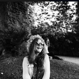 Začala zpívat v barech a postupně se stala jednou z nejvýraznějších postav rocku.