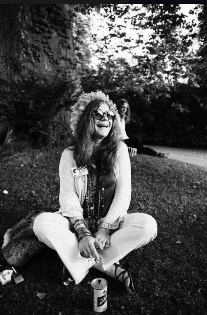 Začala zpívat v barech a postupně se stala jednou z nejvýraznějších postav rocku.