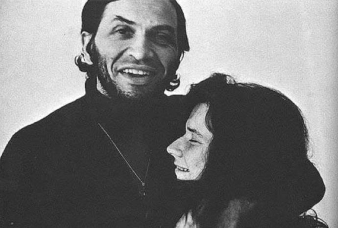 Dokonce vystupovala na festivalech se zpěváky jako Bob Dylan, Jim Morrison, Jimi Hendrix.