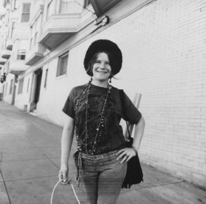 Ačkoli její koncerty a vystoupení uchvátily mnoho lidí a všichni ji milovali, Joplin přeci jen více než slávu a zpívání milovala jednu věc: drogy.