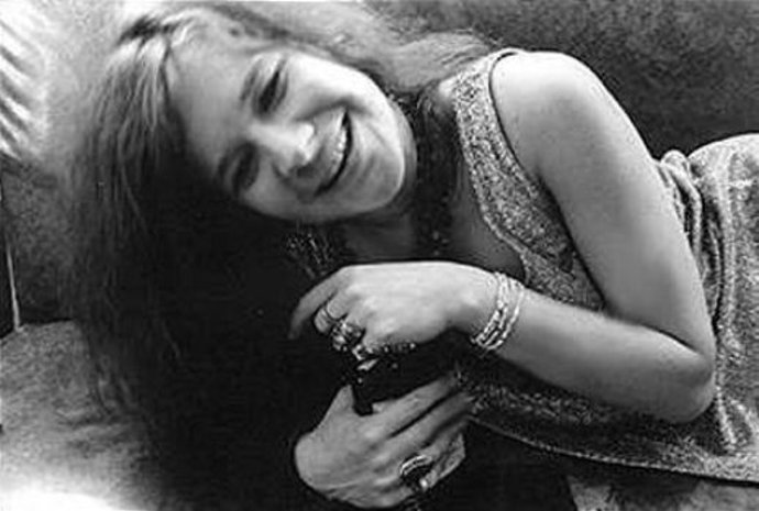 Rockové královně bylo pouhých 27 let, když její nakřáplý hlas utichl.