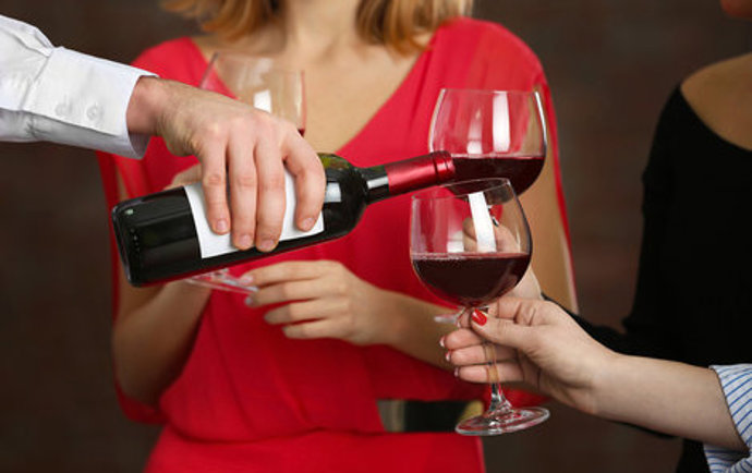 Sklenka červeného vína je třeba ke zvěřině téměř nutností.