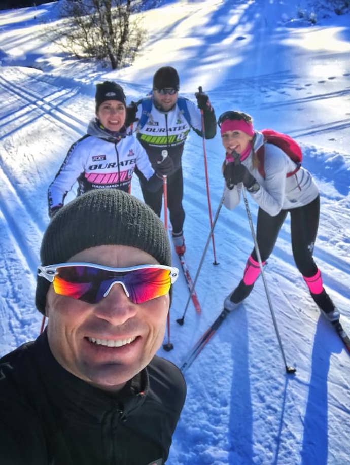 V zimě si rád zalyžuje