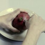 Jak načít kokos a nakrájet cibuli bez plakání? 7 tipů, jak porcovat ovoce a zeleninu jako šéfkuchař