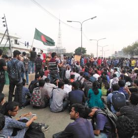 Při potyčkách s policií byl dokonce zastřelen jeden z demonstrantů.