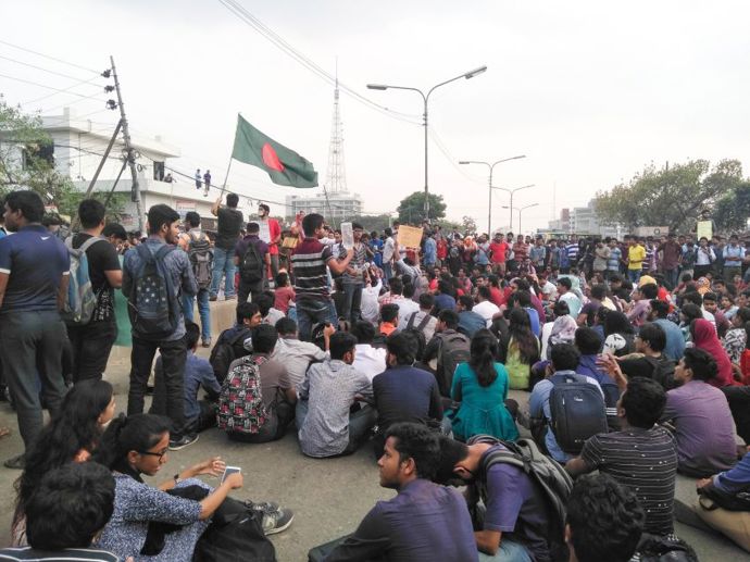 Při potyčkách s policií byl dokonce zastřelen jeden z demonstrantů.
