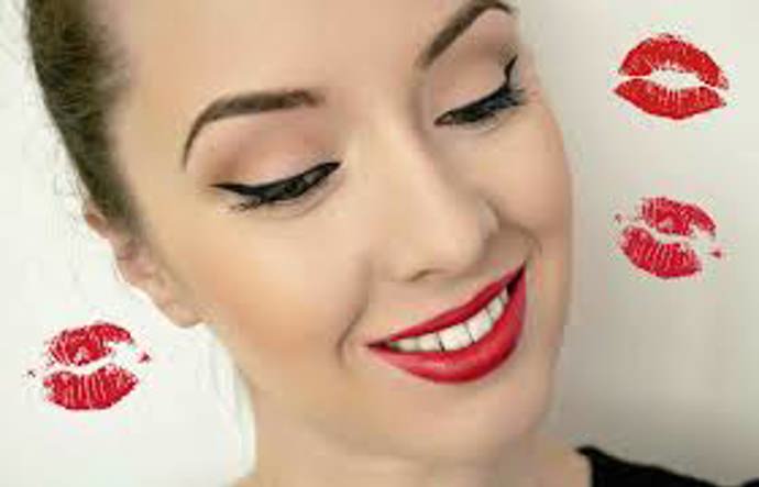 Vyzkoušejte si namalovat rudé rty a uvidíte tu změnu