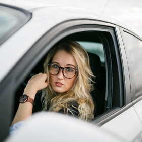 MAJÍ SKVĚLÉ DOBRODRUŽNÉ CHVILKY: Kozorozi si třeba ujíždějí na rychlých autech, za volantem se projeví jejich jinak skryté sklony k dobrodružství. Jejich auto musí být slyšet a hlavně vidět. Celá vesnice ví, že Kozoroh jede přes náves. Stažená okýnka a hlasitá hudba, to je další znak Kozorohů.