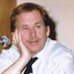 Václav Havel byl dramatikem, spisovatelem, disidentem a českým a československým prezidentem. Až do sametové revoluce se musel potýkat s politickými obstrukcemi.