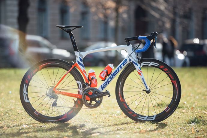 Kolo cyklistů stáje Topforex-Lapierre