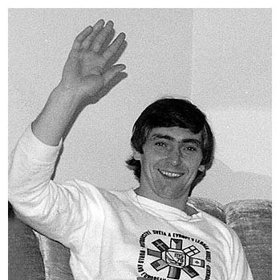 Od šesti let se věnoval hokeji, o deset let později už nastupoval za litvínovský klub.