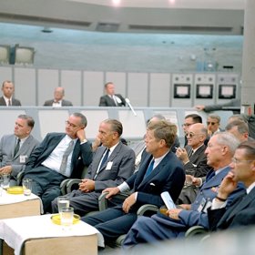 JFK a Lyndon Johnson na mysu Canaveral v září 1962.