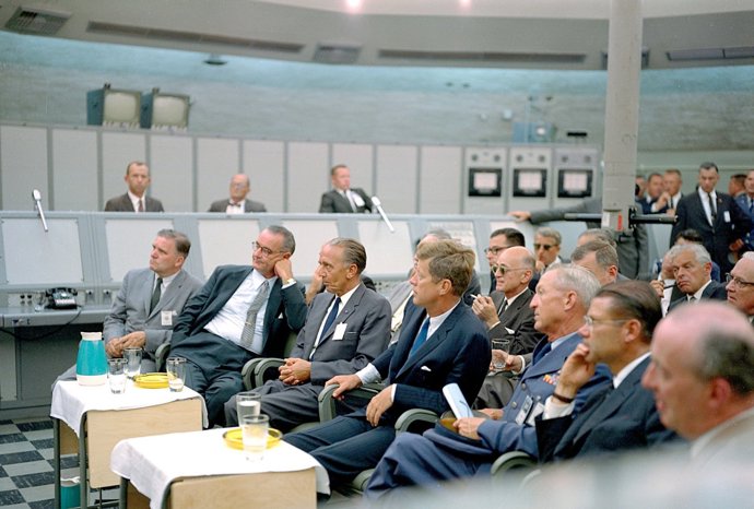 JFK a Lyndon Johnson na mysu Canaveral v září 1962.