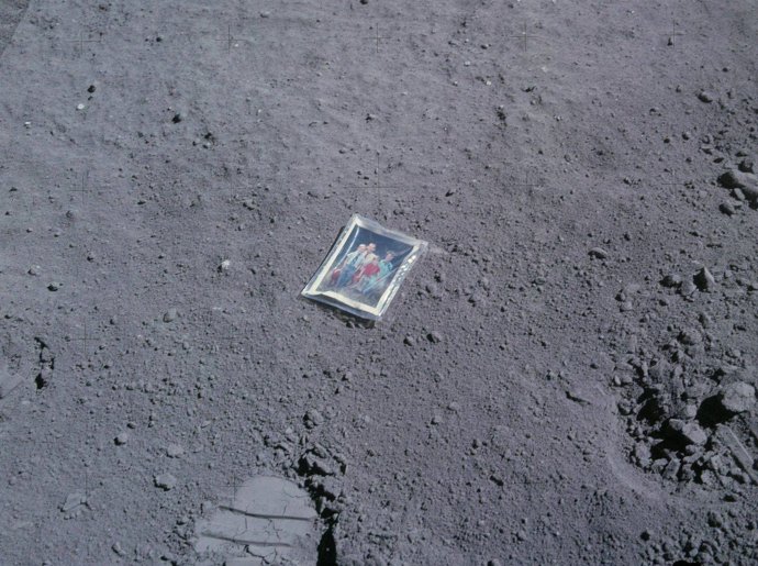 Tuto rodinnou fotografii nechal na Měsíci Charles Duke.