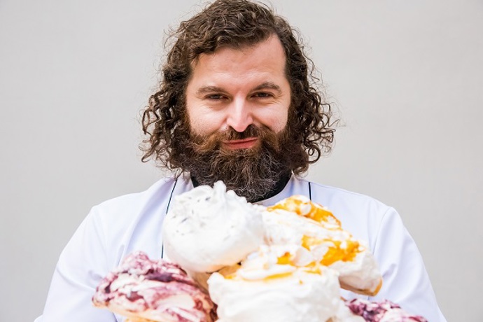 Dorty a zákusky dnes Josef peče nejen pro anglickou královnu, ale také pro mlsné české jazýčky. 