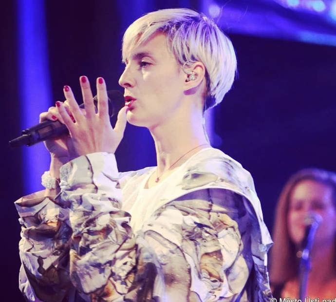 Bára Poláková si z mateřské vždy odskočí něco natočit a ono to má vždy úspěch.