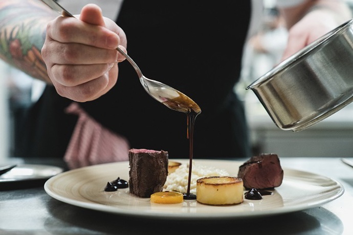 Šéfkuchaři si se svými pokrmy doslova hrají.