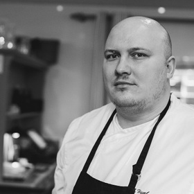 Šéfkuchař Tomáš Huml dává do vaření srdce.