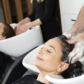 Hlavním rozdílem je, že zatímco „starý způsob“ vlas obaluje, ten dnešní – chemický – původní barvu z vlasu „vyžere".