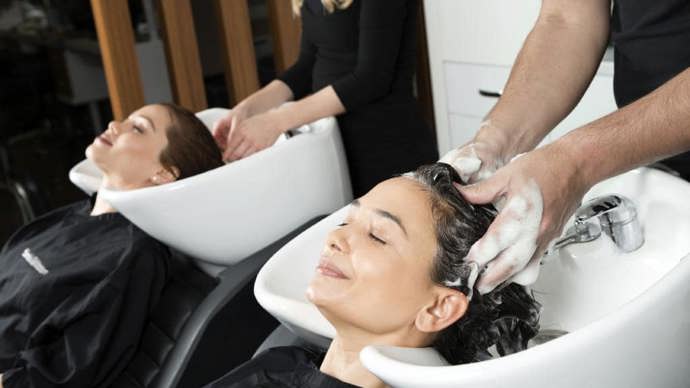 Hlavním rozdílem je, že zatímco „starý způsob“ vlas obaluje, ten dnešní – chemický – původní barvu z vlasu „vyžere".