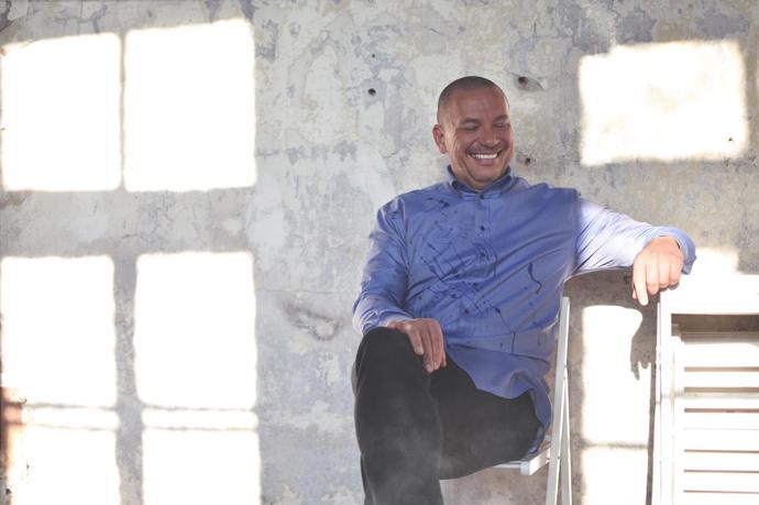 Ženská móda jí přestala stačit, tak se zaměřila i na šatníky mužů.