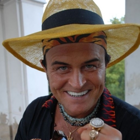 Daniel Nekonečný je showman každým coulem.