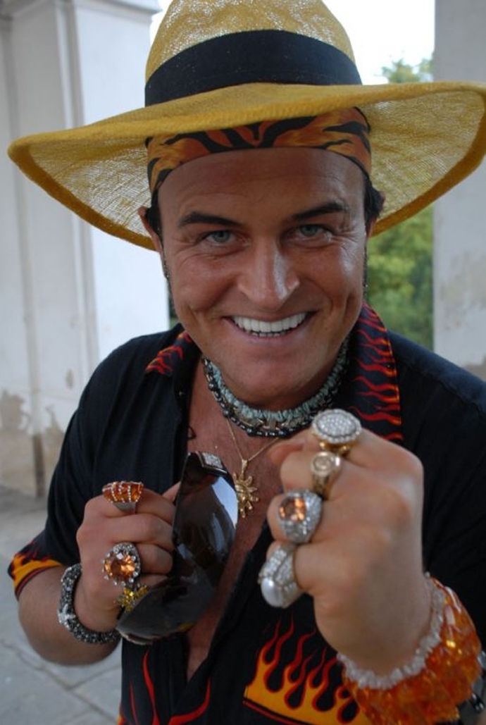 Daniel Nekonečný je showman každým coulem.