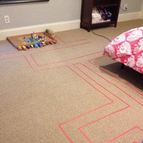 1. Polepte koberec páskou a vytvořte dráhy pro autíčka.