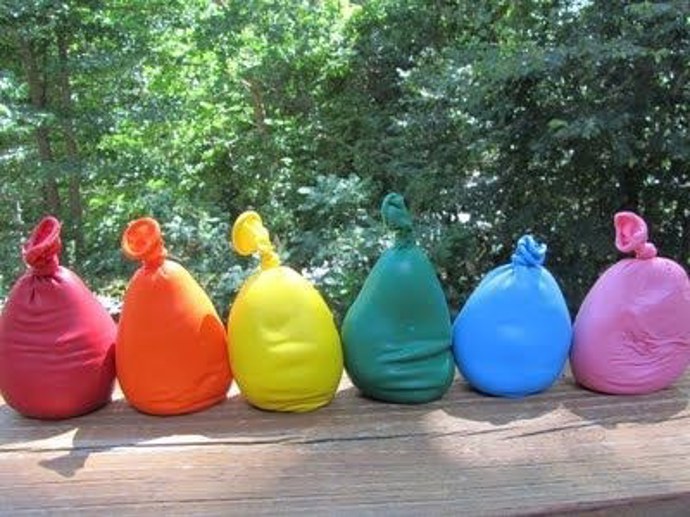 24. Dejte modelínu do barevných balónků a další legrace je na světě.