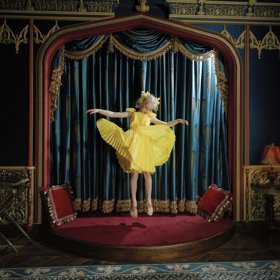 Malá ruská dívenka jménem Varvara si hraje ve svém domácím divadle (ze série „Little Adults“ od Anny Skladmann).