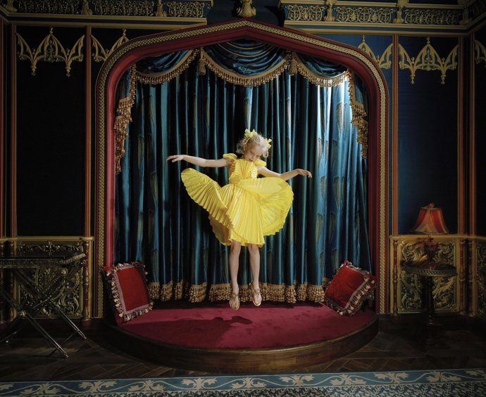 Malá ruská dívenka jménem Varvara si hraje ve svém domácím divadle (ze série „Little Adults“ od Anny Skladmann).