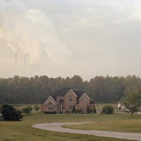 Vliv uhelného průmyslu na kulturu a krajinu v oblasti Appalachia (ze série „Removing Mountains“ od Daniela Shey).