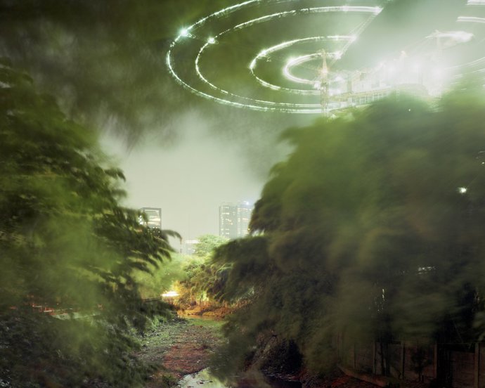 Příroda v záři asijského velkoměsta (ze série „Paradise Now“ od Petera Bialobrzeského).