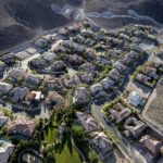 Letecký pohled na satelitní městečko v nevadském Hendersonu. Bazény a zeleň potřebují spoustu vody, která je v poušti vzácná. Autorem je Michael Light.