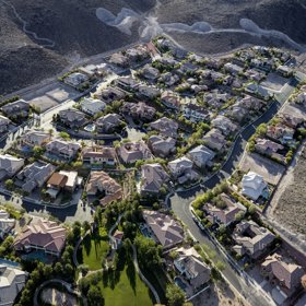 Letecký pohled na satelitní městečko v nevadském Hendersonu. Bazény a zeleň potřebují spoustu vody, která je v poušti vzácná. Autorem je Michael Light.
