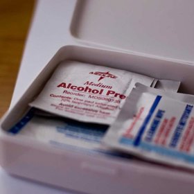 1. Alkoholové ubrousky. „Otevřel jsem tolik těchto malých čtverečků, abych zjistil, že jsou suché jako obyčejné kapesníky,“ napsal  na sociální síť Reddit uživatel 67_impala. „Je to málo známý fakt (...) Říká se tomu difuze. Fólie kolem ubrousku nezadrží vodu ani izopropylový alkohol v balení, protože unikají skrze ni,“ vysvětlil uživatel XGC75.