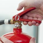 3. Hasicí přístroj. „Měli byste je vyměnit za pět až patnáct let. Prohlédnou a opravit byste je měli ročně. Měsíčně pak zkontrolovat měřidlo,“ napsal thatguyfromnewyork.