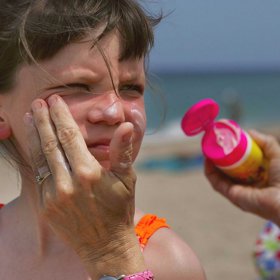 4. Opalovací krém. „Pokaždé, když jsem děti namazala loňským opalovacím krémem, dostaly hroznou vyrážku. Takovou, kterou je třeba prohlédnout okamžitě. Tohle bylo podruhé, co mi dětský lékař řekl, že tohle vídává každoročně, a pořídila jsem si nový opalovací krém. To je důvod, proč si na pláži bezmyšlenkovitě nepůjčuju opalovací krém od členů rodiny. Nemám jistotu, že je nový, a za návštěvu lékaře mi to nestojí,“ podělila se o zkušenost uživatelka JuneFreakinCleaver.