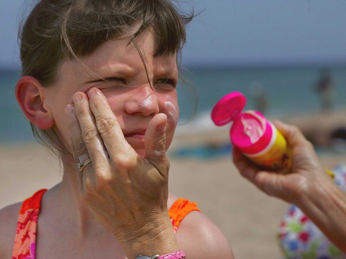 4. Opalovací krém. „Pokaždé, když jsem děti namazala loňským opalovacím krémem, dostaly hroznou vyrážku. Takovou, kterou je třeba prohlédnout okamžitě. Tohle bylo podruhé, co mi dětský lékař řekl, že tohle vídává každoročně, a pořídila jsem si nový opalovací krém. To je důvod, proč si na pláži bezmyšlenkovitě nepůjčuju opalovací krém od členů rodiny. Nemám jistotu, že je nový, a za návštěvu lékaře mi to nestojí,“ podělila se o zkušenost uživatelka JuneFreakinCleaver.