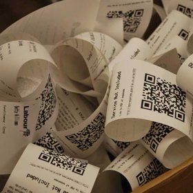 5. Účtenky. „Narazil jsem kdysi na dobrého zaměstnance z Auto Zone, který mi poradil, abych si udělal fotokopii účtenky od nové baterie do auta. Řekl mi, že inkoust zmizí dřív, než uplyne záruční doba,“ napsal uživatel mishellular. Účtenku si proto okopírujte nebo raději oskenujte. V počítači vám nevybledne.