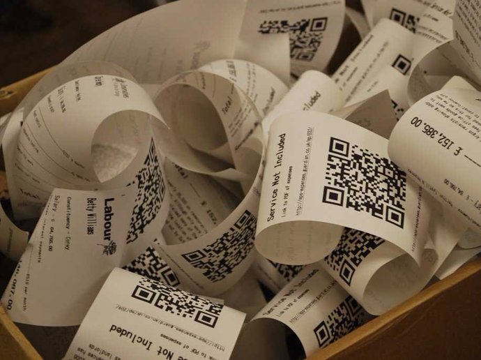 5. Účtenky. „Narazil jsem kdysi na dobrého zaměstnance z Auto Zone, který mi poradil, abych si udělal fotokopii účtenky od nové baterie do auta. Řekl mi, že inkoust zmizí dřív, než uplyne záruční doba,“ napsal uživatel mishellular. Účtenku si proto okopírujte nebo raději oskenujte. V počítači vám nevybledne.