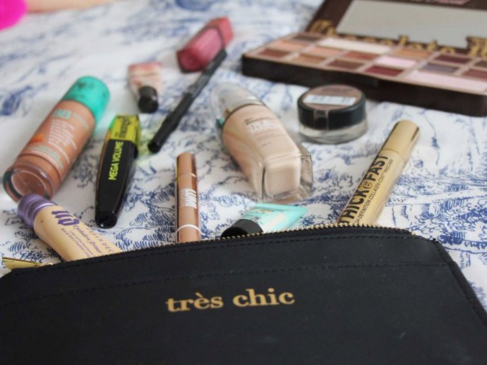 6. Make-up. „Kosmetické přípravky jsou pastí na spoustu bakterií, protože do nich opakovaně noříte nějaké předměty nebo je necháte příliš dlouho na vzduchu po použití. Může to způsobit spoustu nepříjemných věcí, dokonce zanítit oko, protože většinu líčidel aplikujeme právě na něj. Drsná realita je, že většina kosmetických přípravků by měla skončit v koši dříve než po půl roce,“ uvedla MymlanOhlin.