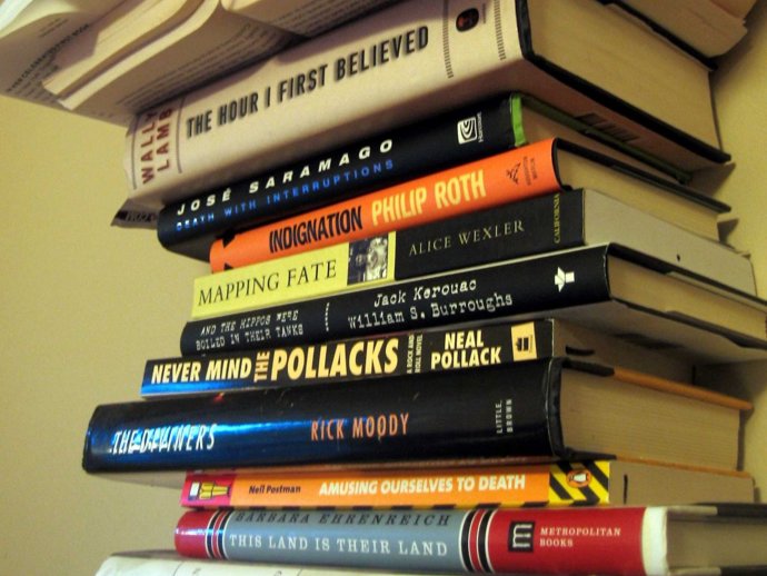 7. „Knihy/noviny. Lidé mají sklony zapomínat na to, že papír je biologicky odbouratelný produkt a že vlhkost nebo sluneční záření na něm mohou rozpoutat peklo. Nikdy nenechávejte knihy poblíž koupelny (vlhkost ze sprchy může zničit stránky a způsobit plísně). Stejně tak se snažte knihy držet daleko od oken. Sluneční záření (i to nepřímé) urychlí jejich rozklad,“ uvedl Sloopieone. „Máte-li historicky důležité dokumenty nebo knihy, nejlepší věc, kterou můžete udělat, je uskladnit je v klimatizované místnosti bez oken – se zavřenými dveřmi – a pokud možno použít malý odvlhčovač,“ dodal.