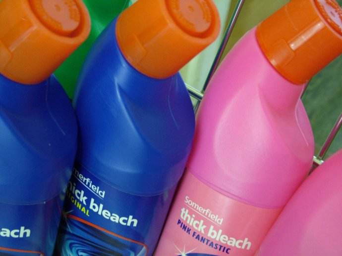 8. Bělicí prostředky. „Chlornan sodný promění postupem času tekuté bělidlo doslova ve slanou vodu,“ napsal beatdrop128. Proto byste jej měli vyměnit alespoň jednou za rok.