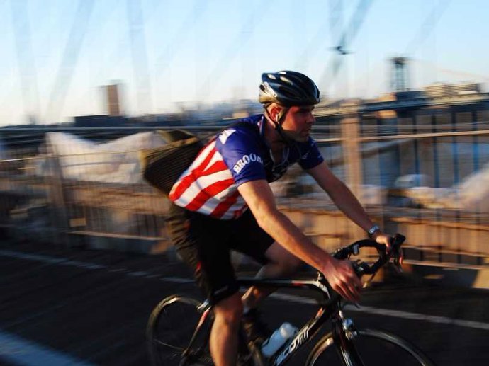 13. Helmy. „Většina výrobců je doporučuje vyměnit jednou za tři až pět let; nebo po vážném úrazu,“ napsal ChikkaChiChi.