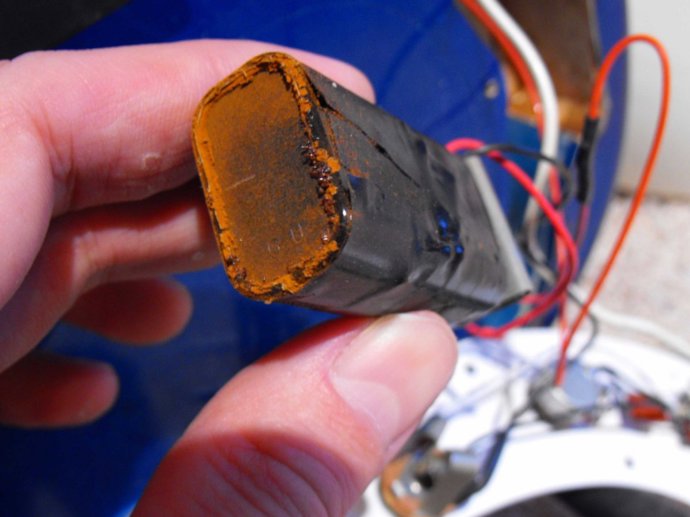 15. Baterie. „Pokud je necháte ve skladu delší dobu, mohou korodovat, kyselina pronikat ven a zničit drahou elektroniku. Míval jsem originálního gameboye v bezvadném stavu, který poničily staré baterie,“ prozradil BipolarBears87. Poškozené baterie vyhoďte na místa určená pro nebezpečný komunální odpad.