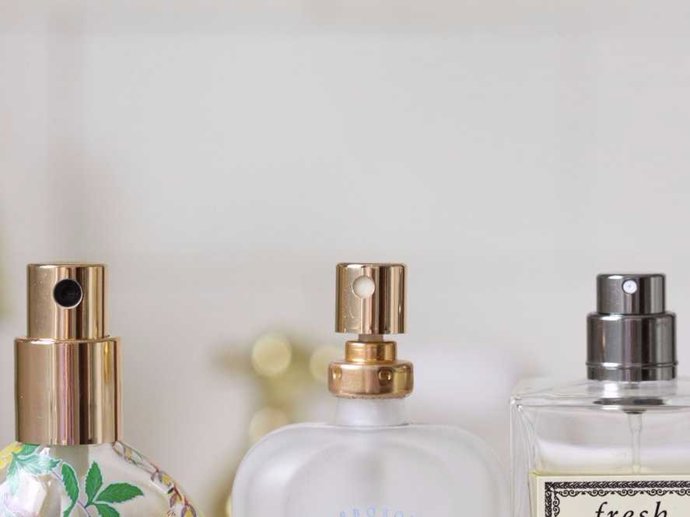 16. Parfémy. „Esenciální oleje denaturují a vůně se mění. To je tajemství ,vůní‘ starších dam. Uchovávají flakony léta a nevšimnou si postupných změn. Dva až tři roky jsou maximum. Pokud do té doby nestihnete vypotřebovat parfém, vyhoďte ho,“ napsal uživatel Metalhed69.