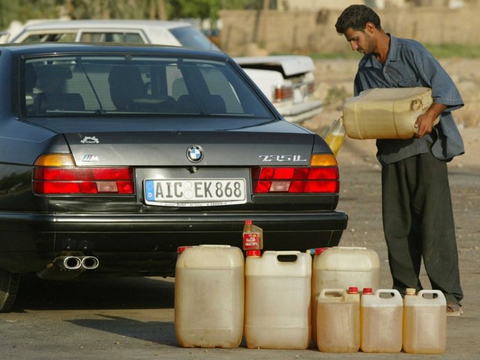 9. Benzín. „Asi po 90 dnech se benzín a etanol od sebe oddělí, podobně jako se to stává s olejem v dresinku. Po dalších šesti měsících benzin nebude použitelný. Proto je velmi důležité používat stabilizátory paliva, pokud zazimováváte motorku, sekačku na trávu, sněhovou frézu nebo auto,“ napsal TheVoiceOfRiesen.