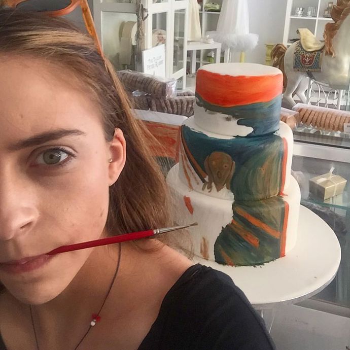 Maria A. Aristidou tvoří legendární malbu Výkřik od Edwarda Munche.